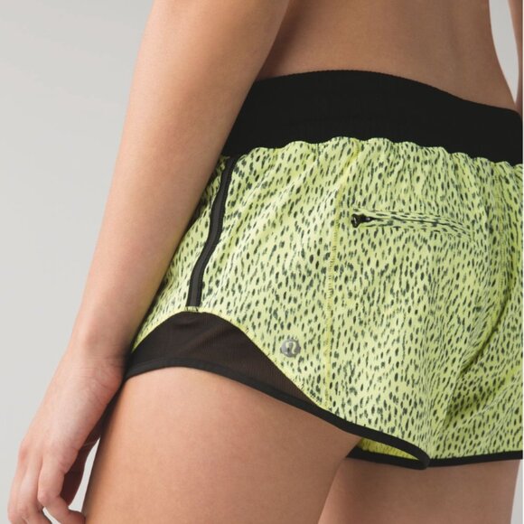 Lululemon Hotty Hot Short Dottie Dash Clarity Yellow Black / Black - Picture 3 of 8